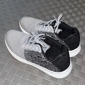 Athletic tennis shoes